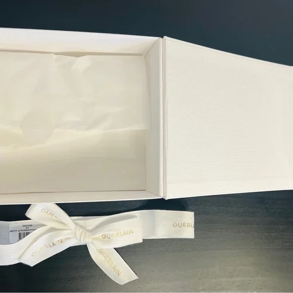 Guerlain White Box with Gold Ribbon - Picture 2 of 4